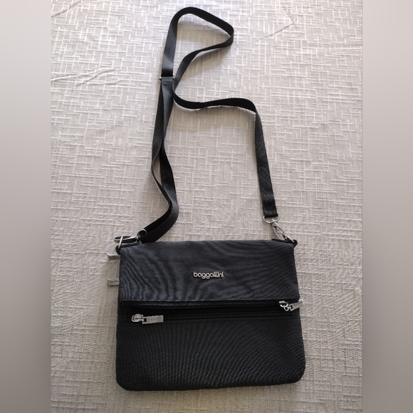 Baggallini Flip Zip Women's Gray/Fuschia Inside Small/Med Crossbody Bag EUC - Picture 1 of 7